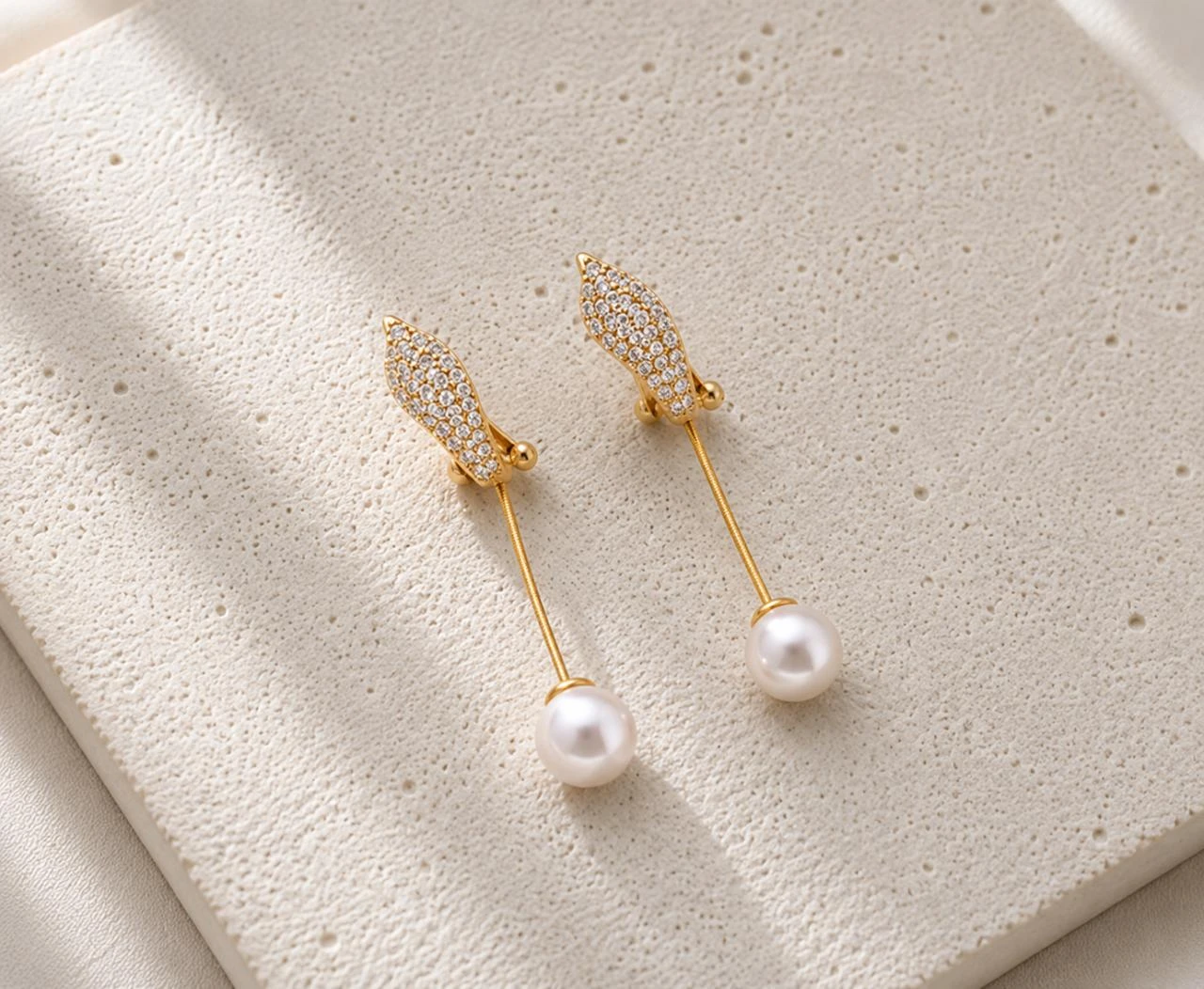 Boucles d’oreilles longues perles & zircon élégance raffinée